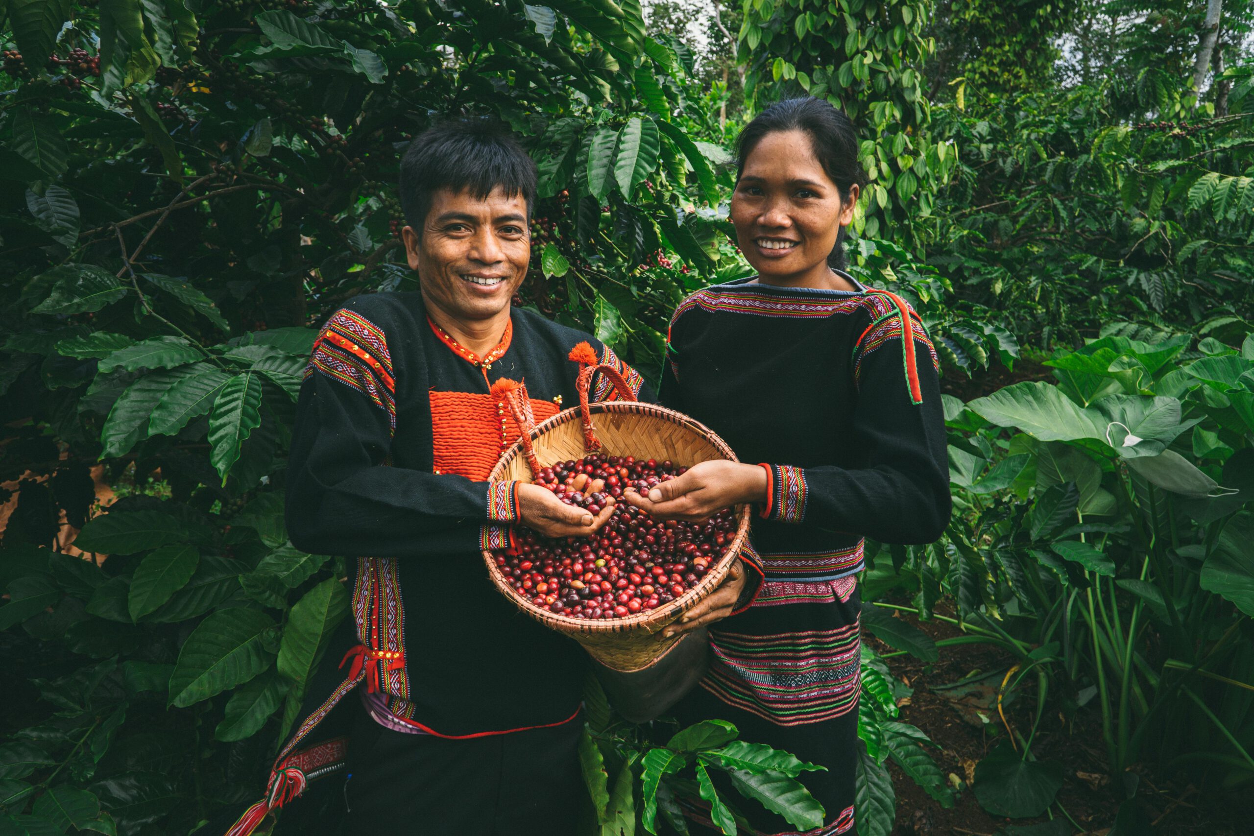 Menschen mit Kaffeekörben in Asien